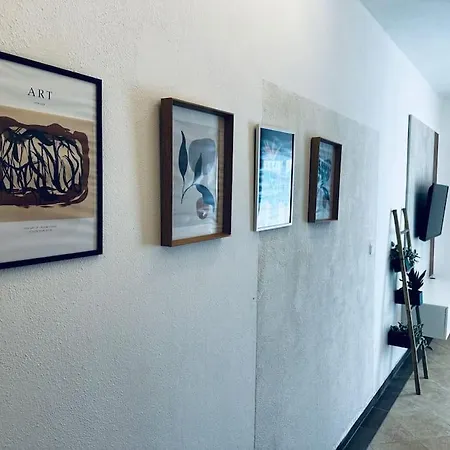 Beautiful Fully Renovated By The Sea, Large Balcony With Enchanting Views 公寓 *