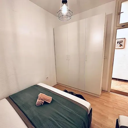 Beautiful Fully Renovated By The Sea, Large Balcony With Enchanting Views 公寓 *