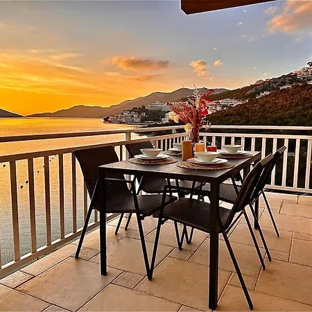 Апартаменты Beautiful Fully Renovated By The Sea, Large Balcony With Enchanting Views