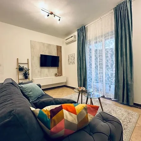 Apartman Beautiful Fully Renovated By The Sea, Large Balcony With Enchanting Views