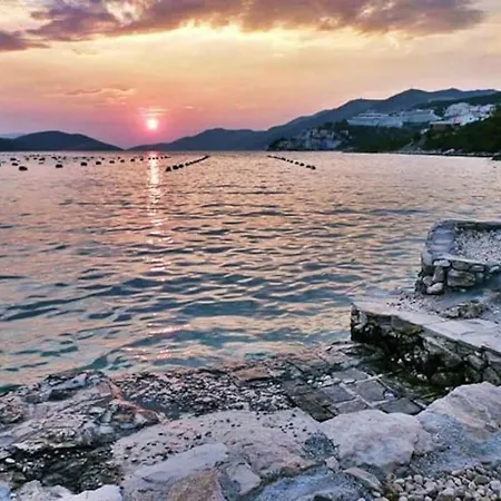 Apartment Beautiful Fully Renovated By The Sea, Large Balcony With Enchanting Views Neum