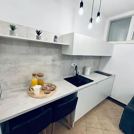 Beautiful Fully Renovated By The Sea, Large Balcony With Enchanting Views Apartman *