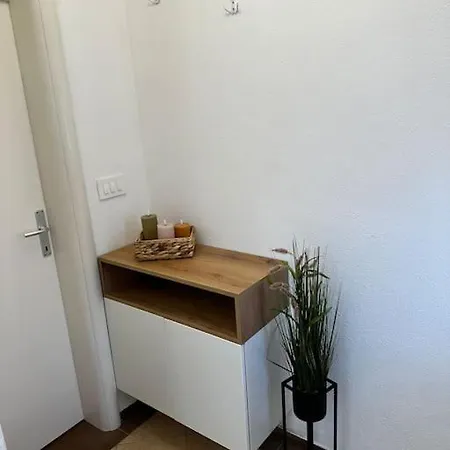 Beautiful Fully Renovated By The Sea, Large Balcony With Enchanting Views 公寓 *