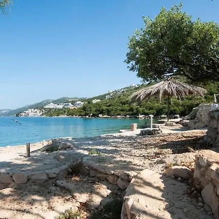 Beautiful Fully Renovated By The Sea, Large Balcony With Enchanting Views 公寓 *