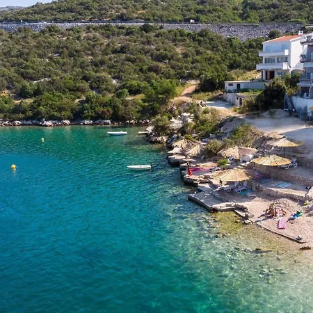 Apartment Beautiful Fully Renovated By The Sea, Large Balcony With Enchanting Views *